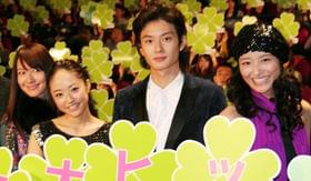 場内からは男性ファンの「姫~」コールが「僕の初恋をキミに捧ぐ」