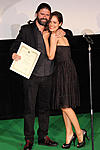 審査員特別賞を受賞し、喜びを分かち合う 「激情」のセバスチャン・コルデロ監督と主演女優マルチナ・ガルシア