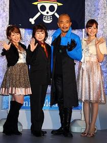 X'masツリーの前でフォトセッション「ONE PIECE FILM STRONG WORLD」