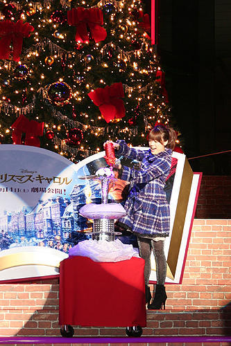 福田沙紀、聖歌隊1000人とともにクリスマスツリー点灯 - 画像2