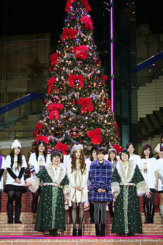 福田沙紀、聖歌隊1000人とともにクリスマスツリー点灯