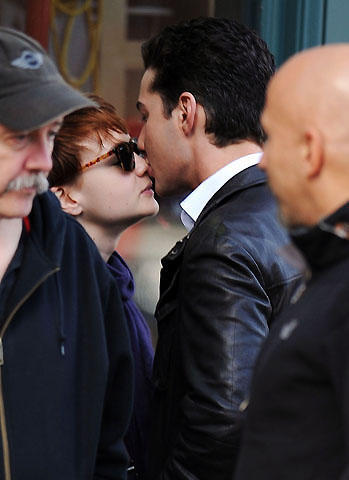 シャイア・ラブーフとキャリー・マリガンが「ウォール街2」撮影現場でキス！
