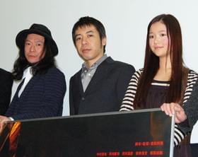 劇場外にはファンからの「蘇った監督、おめでとう!」という看板が「蘇りの血」