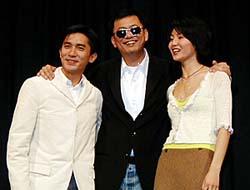 左から、トニー・レオン、ウォン・カーウァイ監督、マギー ・チャン（香港映画祭オープニング・セレモニーにて）