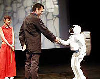 ASIMOと握手するりんたろう監督