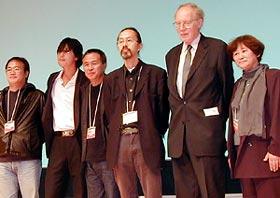 （左より）キム・ソンス、チョン・ウソン、ホウ・シャオシェン、 ジェイコブ・ウォン、ウルリッヒ・グレゴー ル、岡本みね子
