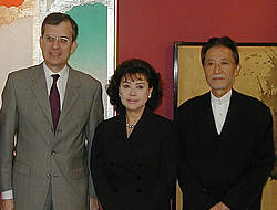 （左より）モーリス・グルドー＝モンターニュ駐日仏大使、 岡田茉莉子、吉田喜重監督
