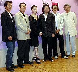 （左より）田中泯、小林稔侍、宮沢りえ、 真田広之、丹波哲郎、山田洋次監督