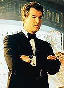 ボンドが使った腕時計を展示。オメガ「007」フェア開催