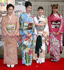 「阿修羅のごとく」の4姉妹 （左より）大竹しのぶ、黒木瞳、深津絵里、深田恭子