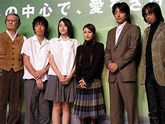 （左より）山崎努、森山未來、長澤まさみ、柴咲コウ 大沢たかお、行定勲監督