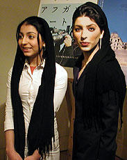 （左より）妹ハナと姉サミラのマフマルバフ姉妹