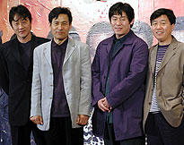 （左より）ホ・ジュノ、アン・ソンギ、ソル・ギョング、 カン・ウソク監督