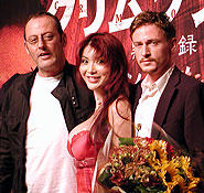 （左より）ジャン・レノ、花束贈呈の叶美香、 ブノワ・マジメル