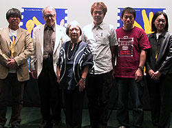 会見に出席した審査員長ドナルド・リチー（左より2人目）、 塩田明彦監督（左より4人目）ら