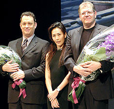 （左より）トム・ハンクス、花束贈呈に来場した工藤静香 ロバート・ゼメキス監督