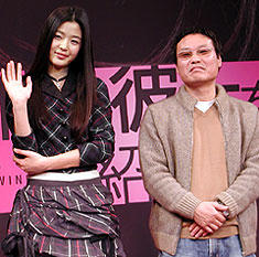 チョン・ジヒョン（左）とクァク・ジェヨン監督