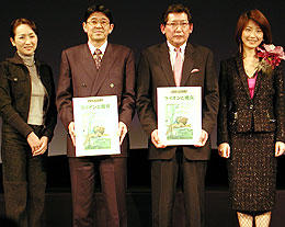 原作ファンの近藤サト（左）、高田万由子（右）も駆けつけた （中央左より）山口氏と佐野氏