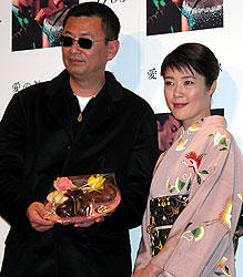 （左より）ウォン・カーウァイ監督、寺島しのぶ