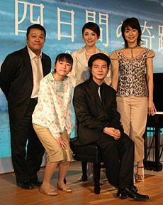 左より西田敏行、尾高杏奈（子役）、 松坂慶子、吉岡秀隆、石田ゆり子