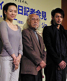 （左より）チャン・ツィイー、鈴木清順監督、オダギリジョー