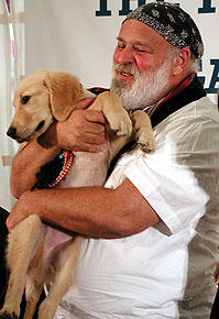 会見中も愛犬を抱えていた ブルース・ウェーバー