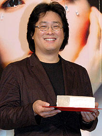 劇中で印象的に用いられる “豆腐”を手にしたパク・チャヌク監督