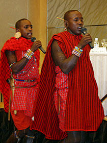 会見場を踊りまわって記者を驚かせた マサイ族の戦士たち