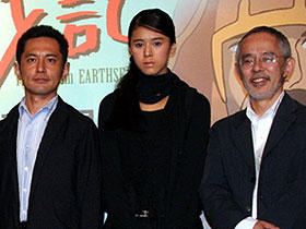 父に認められひと安心…!?の宮崎吾朗監督（左）と 手嶌葵（中央）、鈴木敏夫プロデューサー（右）