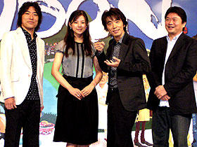 （左から）トータス松本、小西真奈美、 ユースケ・サンタマリア、本広克行監督