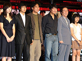 一家総出で来日キャンペーン （左から）ペ・ドゥナ、パク・ヘイル、ポン・ジュノ監督、 ソン・ガンホ、ヒョン・ヒボン、コ・アソン