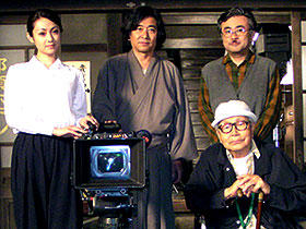 出演者も完成が待ち遠しい「犬神家の一族」 （後列左から）深田恭子、石坂浩二、三谷幸喜 （前列）市川崑監督