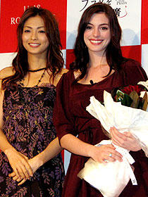 お気に入りのドレス姿で登場した アン・ハサウェイ（右）と人気モデルの押切もえ（左）