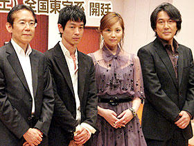 「それでもボクはやってない」 （左から）周防正行監督、加瀬亮、瀬戸朝香、役所広司