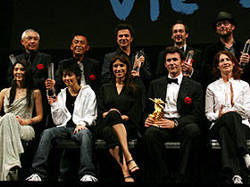 各賞受賞者たち （前列右から2人目）グランプリ受賞のミシェル・ハザナビシウス監督