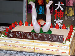 「犬神家の一族」スケキヨ・ケーキで市川崑監督の91歳をお祝い