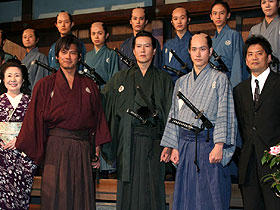 （左から）中村玉緒、織田裕二、 豊川悦司、松山ケンイチ、森田芳光監督