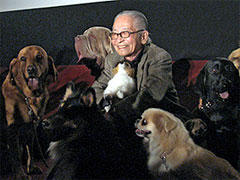 ムツゴロウさん、犬たちと一緒に「名犬ラッシー」を鑑賞