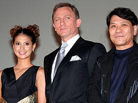 「007／カジノ・ロワイヤル」（左から）吉川ひなの、 ダニエル・クレイグ、おすぎ