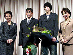 「子宮の記憶／ここにあなたがいる」試写会に来場した （左から）安倍洋子さん、若松節朗監督、柄本佑、加藤睦子さん