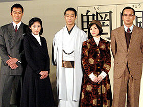 劇中の衣裳で登場した出演者たち （左から）阿部寛、黒木瞳、堤真一、田中麗奈、椎名桔平