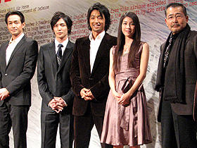 「ミッドナイトイーグル」（左から）吉田栄作、玉木宏、 大沢たかお、竹内結子、藤竜也