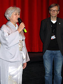 舞台挨拶に立った岡本みね子夫人（左）と、 クリストフ・テルヘヒテ氏
