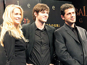 （左から）マーサ・デ・ラウレンティス、 ギャスパー・ウリエル、ピーター・ウェーバー監督