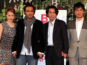 「バベル」（左から）菊地凛子、 アレハンドロ・ゴンザレス・イニャリトゥ監督、 役所広司、二階堂智