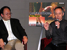 （左から）「セックス・トラフィック」トークショーに登場した 寺中誠氏とピーター・バラカン氏