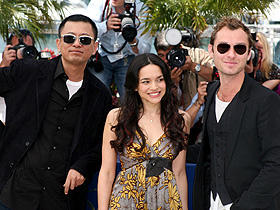 カンヌ映画祭のレッドカーペットに登場した 「マイ・ブルーベリー・ナイツ」（左から）ウォン・カーウァイ監督、 ノラ・ジョーンズ、ジュード・ロウ