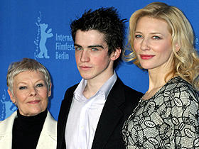 今年のベネチア映画祭では観客賞を受賞。 （左から）ジュディ・デンチ、アンドリュー・シンプソン、 ケイト・ブランシェット