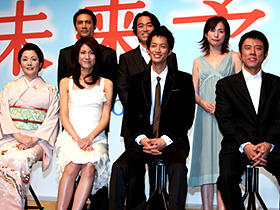 （前列左から）松坂慶子、松下奈緒、竹財輝之助、 原田泰造、（後列左から）加藤雅也、石黒賢、西田尚美
