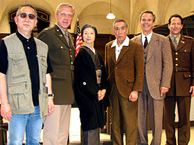 （左から）小泉監督、フレッド・マックイーン、富司純子、 藤田まこと、ロバート・レッサー、リチャード・ニール